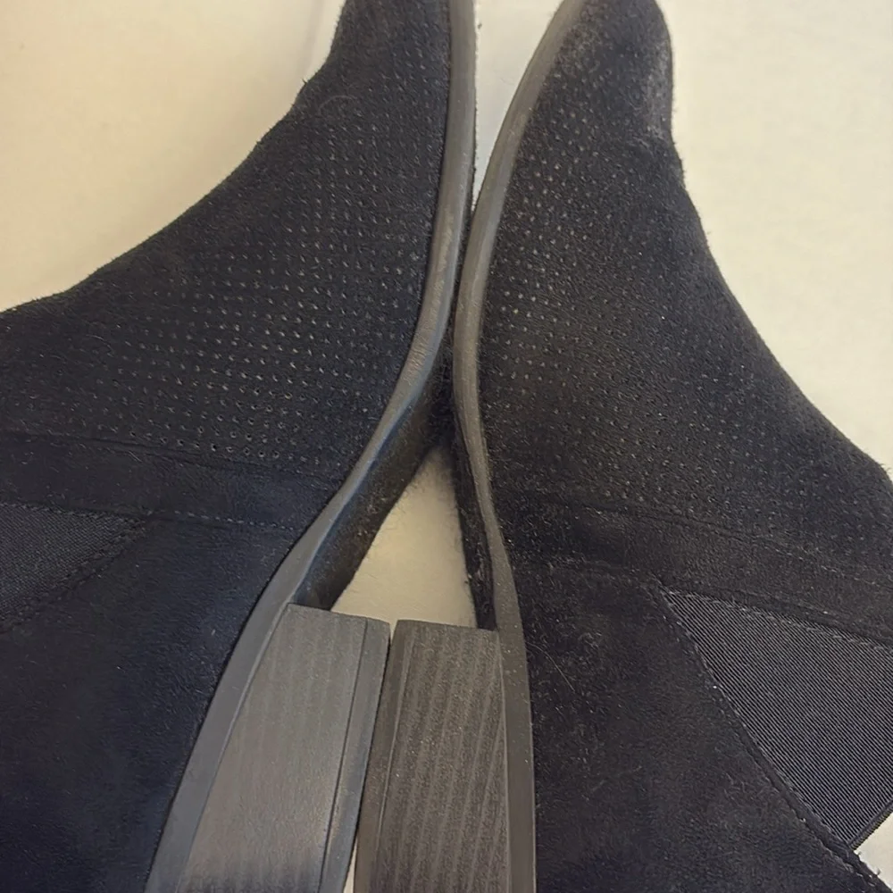 Refresh bootie Rider-05 style line slip on elastic side 1.5” block heels Size 7